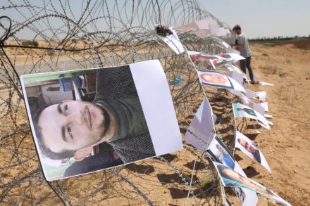 פעילים תולים תמונות של 119 מהרוגי הירי הישראלי על צעדות השיבה בגבול עזה. 26 ביוני 2018. (אורן זיו / אקטיבסטילס)
