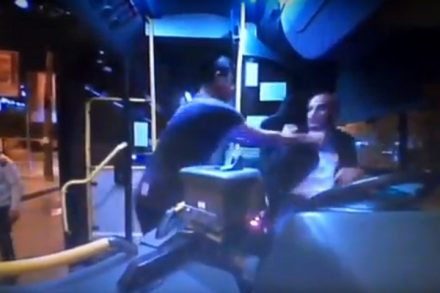 הנהג מוחמד עבאסי מותקף על ידי נוסעים "נהג לא עולה לאוטובוס מבלי לדאוג לאמצעי להגנה עצמית" (צילום מסך)