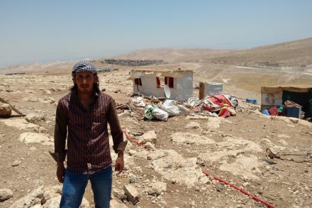 חרבה חמאדין על רקע הריסות ביתו באבו נוואר. "זה יהרוס את כל הקהילה שלנו" (צילום: אורלי נוי)