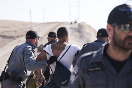 שוטרים עוצרים פעיל בח'אן אל אחמר, 5.7.18. המחאות ימשיכו בסוף השבוע (צילום: אורן זיו/אקטיבסטילס)