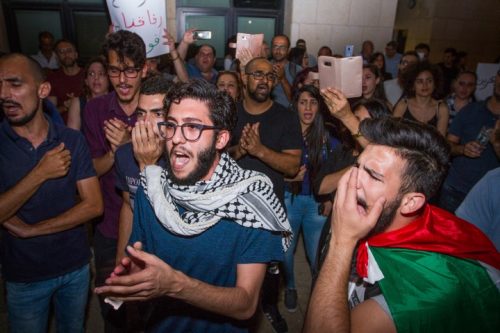 מפגינים בחיפה נגד הרג המפגינים בעזה. המשטרה רצתה לפרק את הנורמליות בעיר (צילום: מאיר ועקנין/פלש90)