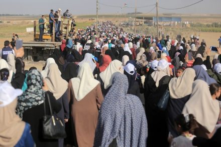 צעדת הנשים אל הגדר העזה. פעם ראשונה שהפגנה מיוחדת להן (צילום: מוחמד זאנון)