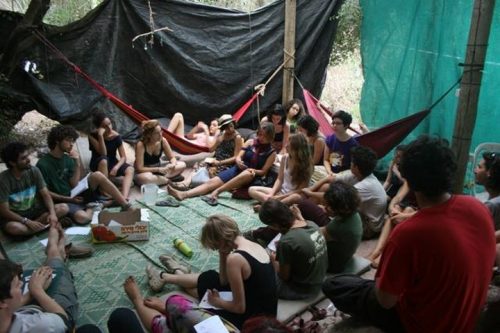 סדנה במחנה הקיץ האלטרנטיבי לנוער 2011 (התמונה באדיבות העמוד מחנה קיץ אלטרנטיבי)
