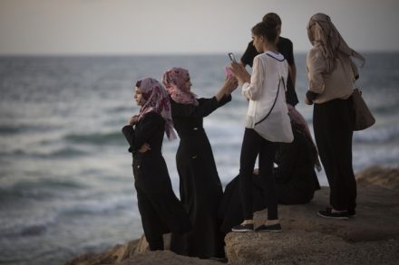 נשים מוסלמיות צעירות בחוף הים (הדס פרוש / פלאש 90)