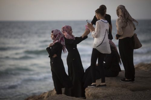 נשים מוסלמיות צעירות בחוף הים (הדס פרוש / פלאש 90)