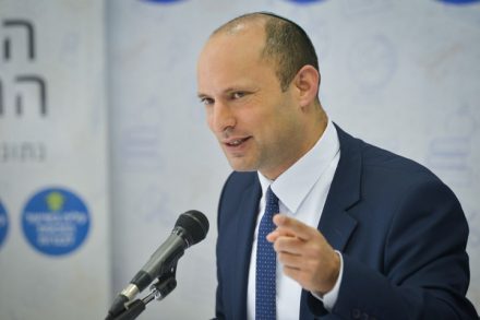 נפתלי בנט חוגג את העלייה בנבחנים במתמטיקה. התמונה האמיתית הרבה יותר עגומה (צילום: פלאש 90)