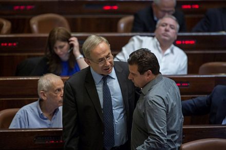 אחד חשף בלוף, והשני מציע פתרון בלתי ישים. נתניהו ועודה בכנסת בעת דיון על "חוק ההסדרה " בכנסת (הדס פרוש/ פלאש90)