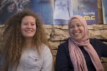 נרימאן תמימי ובתה עהד בביתן לאחר שחרורן מהכלא. (אורן זיו / אקטיבסטילס)