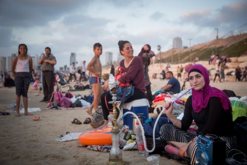 הגזענים בישראל לא מסוגלים לראות ערבים חוגגים