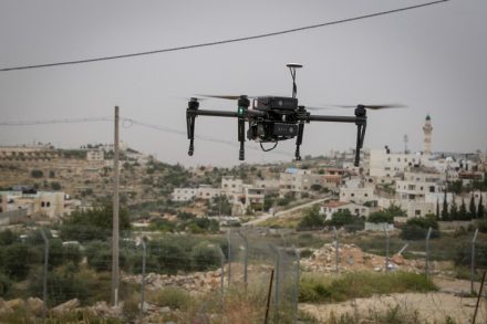 ניסוי של שימוש ברחפן אמצעי נגד טרור בגדה המערבית. לפלסטינים אסור להטיס רחפנים כאלה (צילום: יונתן אלינסון/פלאש90)