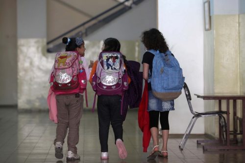 הפערים מהבית משפיעים על היכולת של התלמידים להתקדם. ילדים בבית ספר (קובי גדעון/פלאש90)