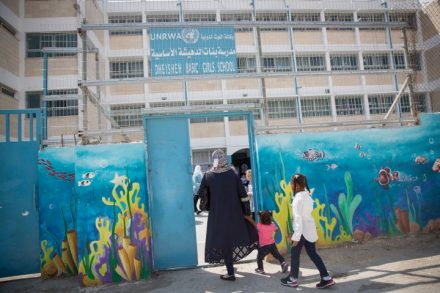 כניסה לבית ספר של אונרו"א במחנה הפליטים דהיישה. טראמפ משתמש בסיוע כאמצעי לחץ (צילום: מרים אלסטר / פלאש 90)