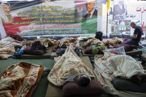 משמרת לילה: ישנים בח'אן אל-אחמר בהמתנה לפינוי