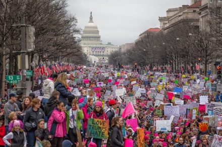 מצעד הנשים בוושינגטון מייד אחרי השבעת טראמפ. ההתנגדות צריכה ללבוש צורות חדשות (צילום: CC BY-SA 2.0)