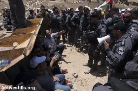 פעילים מול הדחפורים בח'אן אל אחמר. המאבק הדיפלומטי לא היה מצליח בלי המאבק בשטח (צילום: אורן זיו / אקטיבסטילס)