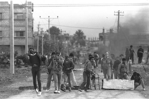 מפגינים פלסטינים ברצועת עזה באינתיפאדה הראשונה. אנחנו, החיילים, היינו בעדם (צילום: נתי הרניק, אוסף התמונות הלאומי)