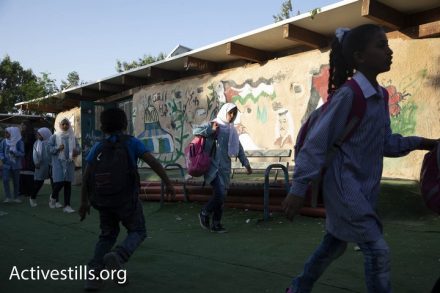 ילדים מגיעים ללימודים בבית הספר בח'אן אחמר הבוקר. מחר בית הספר עשוי להיהרס (צילום: אורן זיו / אקטיבסטילס)