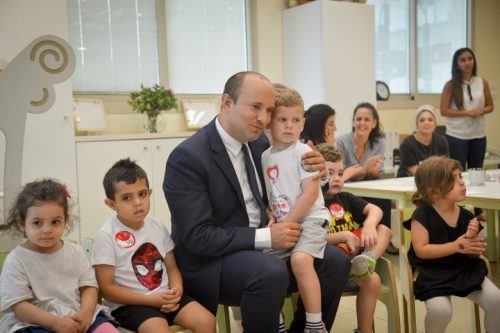 השר בנט בגן ילדים. רפורמת "הסייעת השנייה" שהוא מתגאה בה לא פתרה את הבעיה (צילום: פלאש 90) השר בנט בגן ילדים. רפורמת "הסייעת השנייה" שהוא מתגאה בה לא פתרה את הבעיה (צילום: פלאש 90)