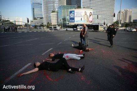 "דם נשים לא הפקר". מפגינות שפכו צבע אדום מול משרדי הממשלה בתל אביב וחסמו את צומת עזריאלי במחאה על רצח נשים. 24 נשים נרצחו מתחילת השנה. 27 נובמבר 2018 (אורן זיו / אקטיבסטילס)