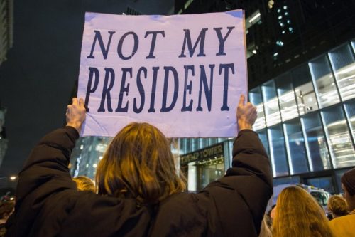 הבעיה המרכזית היא כשלון הדיל בין האזרחים למדינה. הפגנה בניו יורק נגד טראמפ אחרי בחירתו (צילום: נועם רבקין פנטון / פלאש 90)