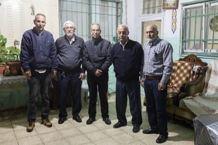 פסק הדין עלול להביא לפינוי מאות תושבים. עראף חמאד, מוחמד סבאג, עבד אל סקאפי, נביל אל כורד, סאלח דיאב (מימין לשמאל). (צילום: אורן זיו / אקטיבסטילס)