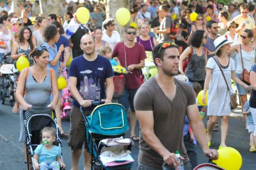 הפערים בין תינוקות להורים בעלי אמצעים לתינוקות להורים ללא אמצעים משפיעים על כל החיים. "צעדת עגלות" בתל אביב (צילום: יוסי זליגרף / פלאש 90) הפערים בין תינוקות להורים בעלי אמצעים לתינוקות להורים ללא אמצעים משפיעים על כל החיים. "צעדת עגלות" בתל אביב (צילום: יוסי זליגרף / פלאש 90)
