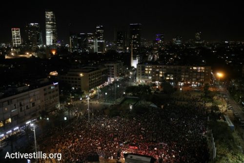 אחרי יום של מחאות: עשרות אלפי מפגינות בכיכר רבין