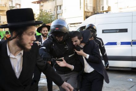 אלימות משטרתית נגד מפגינים חרדים. הפגנת הפלג הירושלמי בבני ברק. 10 בדצמבר 2018 (אורן זיו / אקטיבסטילס)