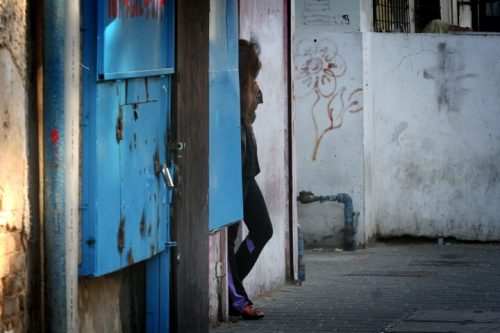 חוק ההפללה מתעלם מהמצוקה של הנשים בזנות. אשה בזנות בתל אביב (פלאש 90)