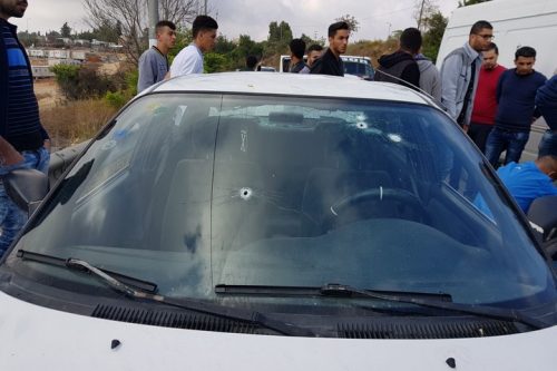 נזכרו לבקש את פרטי העד אחרי ששה חודשים. המכונית מנוקדת הכדורים שנסעו בה מוחמד מוסא ואחותו לטיפה (צילום: אחמד ח'באזי)