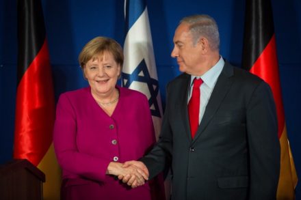 לפי הדיווח, ישראל ביקשה גם לעצור מימון לארגוני זכויות אדם נוספים. אנגלה מרקל עם בנימין נתניהו בביקורה האחרון בישראל ב-2018 (צילום: הדס פרוש / פלאש 90)