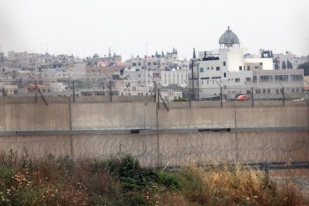 עזה מנותקת מהגדה, הגדה מפורקת ל-224 איים בודדים. קלקיליה מאחורי חומת ההפרדה (צילום: יוסי זמיר / פלאש 90)