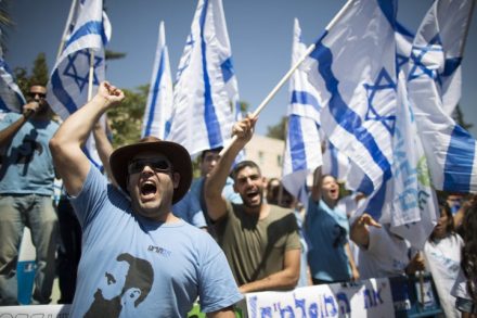 מתבכיינים על דה לגיטימציה בזמן שהם עסוקים בהסתה מתמדת נגד ארגוני ופעילי זכויות אדם. מפגיני אם תרצו. (יונתן זינדל / פלאש 90)