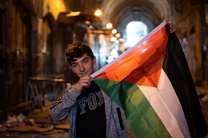 ילד פלסטיני בעיר העתיקה מניף את דגל פלסטין ביום העברת השגרירות המריקאית לירושלים. 14 במאי 2018 (דריו סנצ'ס/ פלאש 90)
