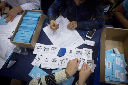 בחירות הן מכשיר שבו האזרחים משפיעים על גורלם. לא בישראל. ספירת קולות בבחירות 2015 (צילום: מרים אלסטר / פלאש 90)