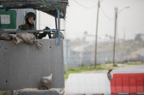 ישראל שיכורת כוח, אבל באותו זמן 42% מהישראלים חוששים שהיא תיחרב. חייל במחסום (צילום: יונתן סינדל / פלאש 90)