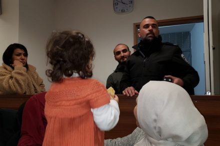 מקורות ירדניים אומרים שאין להם כוונה להכניס לירדן את אל-חרוף, גם אם יובא אל הגבול. אל-חרוף מול אשתו ובתו בעת הדיון בבית המשפט