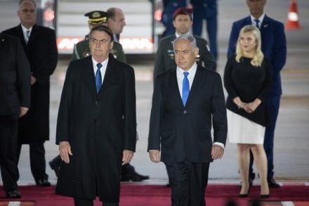 בולסונארו מקדם רעיונות פאשיסטיים. ביקור שלו ב"יד ושם" הוא בושה. ז'איר בולסונארו עם נתניהו עם הגיעו הבוקר לישראל (צילום: נועם רבקין פנטון / פלאש 90)