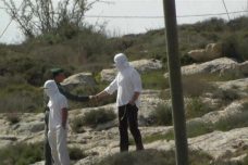 "תעשה טובה אח שלי, חכה שנייה". זה המקסימום שמתנחלים ישמעו מחיילים. מתנחל וחייל בגדה המערבית (צילום: גיא בוטביה / תעאיוש) "תעשה טובה אח שלי, חכה שנייה". זה המקסימום שמתנחלים ישמעו מחיילים. מתנחל וחייל בגדה המערבית (צילום: גיא בוטביה / תעאיוש)