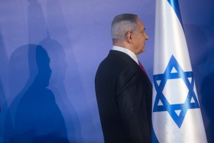 לראשונה בתולדות מדינת ישראל מכהן ראש ממשלה שנאשם בעבירות פליליות. נתניהו אתמול אחרי ההודעה על כתב אישום נגדו בכפוף לשימוע (צילום: יונתן סינדל / פלאש 90)