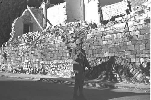 הביזה של הרכוש הפלסטיני התחילה מלמטה, אבל מהר מאוד הפכה ממוסדת. חייל בצפת אחרי הכיבוש (צילום: זולטן קלוגר / לע"מ)