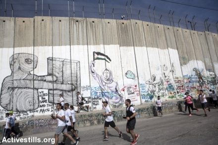 היוזמה למרתון בבית לחם יצאה מקבוצה בשם "הזכות לתנועה" ב-2013. רצים במרתון של בית לחם ב-2018 (צילום: אן פק / אקטיבסטילס)