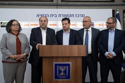 שותפות פוליטית ערבית-יהודית עכשיו. חברי חד"ש- תע"ל בבית הנשיא השבוע לאחר שבחרו לא להמליץ על אף מועמד לראשות הממשלה (יונתן זינדל/ פלאש 90)