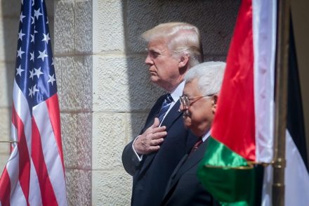 עבאס הולך בעקבות ערפאת ומגייס את דעת הקהל הערבית נגד ניסיון לכפות הסדר על הפלסטינים. טראמפ עם עבאס בעת ביקורו ברמאללה (צילום: פלאש 90)
