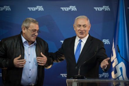 נתן כבוד לצייצן שמנבל את פיו בטוויר. נתניהו וגיורא עזרא, הידוע כ"קפטן ג'ורג'", בבית ראש הממשלה (צילום: הדס פרוש / פלאש 90)