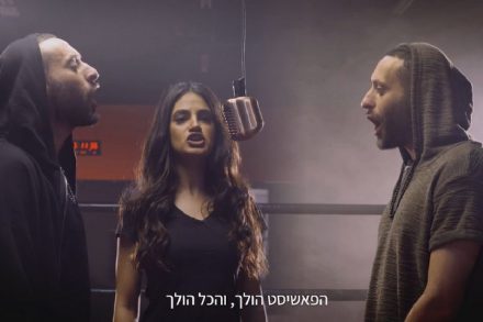 "תגיד לבנט, לשקד, לפייגלין, לסמוטריץ', לצאצאים של כהנא שאני לא זז". תאמר נפאר VS תאמר נפאר, בקליפ החדש שקורא לצעירים ולצעירות ערבים לצאת להצביע בבחירות. (צילום מסך)