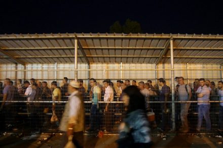 מראשית הכיבוש, פיתחה באופן שיטתי את התלות של הפלסטינים בכלכלה הישראלית. פועלים פלסטינים במחסום איל (צילום: מוחמד אל-באז / אקטיבסטילס)