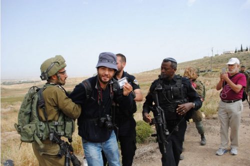 "אמרתי לחייל באנגלית ובערבית שאני עיתונאי. הוא לא הקשיב". אחמד אל-באז בזמן מעצרו בדרום הר חברון (צילום: סם פיין)