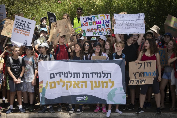 גרטה, הצעירה השבדית שהחלה את מחאת האקלים, הפכה מודל לחיקוי גם לצעירים בישראל. ההפגנה היול מול הכנסת (צילום: אורן זיו / אקטיבסטילס)