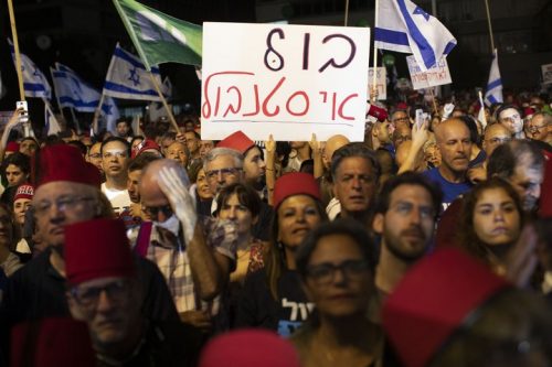 רבבות המפגינים מילאו את רחבת מוזיאון תל אביב והרחובות הסמוכים (אורן זיו)